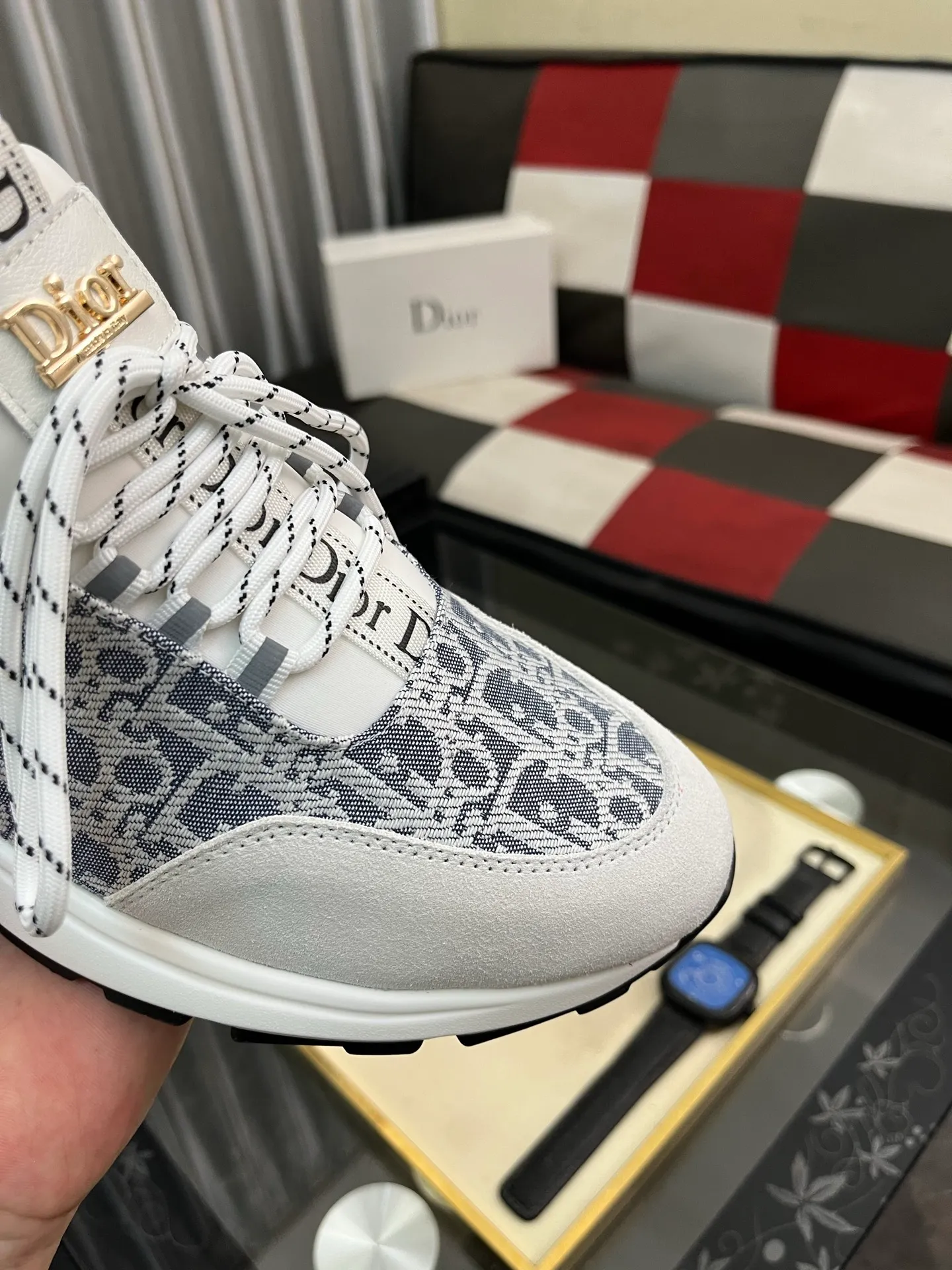 Men's Men's Shoes💰440⌚️⌚️ Dior's casual and sporty style combines the elements of dad's bag-soled shoes. It has successfully broken through the dad shoe style that has been on the streets in recent years and has become a beautiful landscape in luxury goods. The fabric is high mercerized with breathable mesh. The mesh on both sides of the shoe is made of three layers of composite technology. The bottom process uses package molding fabrics: imported high mercerized 🐂 cowhide stitching with original customized D-shaped mesh code number: 38-444️⃣ Colors available